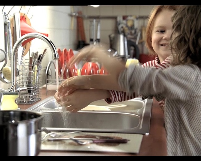 Video Reference N1: Child, Kitchen appliance, Toddler, Hand, Cooking, Kitchen, Cookware and bakeware, Mixer, Baking, Person