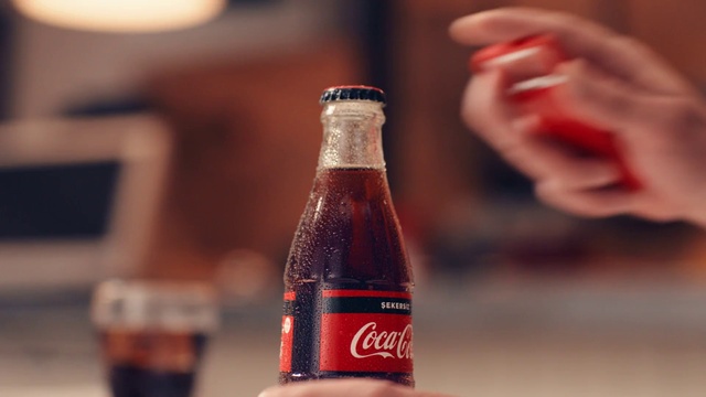 Video Reference N8: Drink, Coca-cola, Bottle, Cola, Hand, Finger, Nail, Carbonated soft drinks, Soft drink, Glass bottle