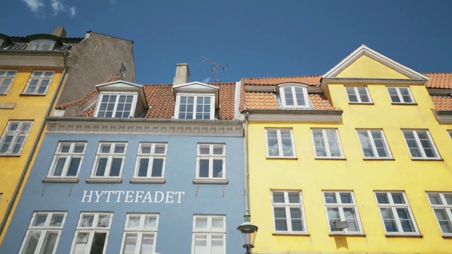 Video Reference N1: Property, Building, Yellow, Town, House, Architecture, Facade, Real estate, Apartment, Home