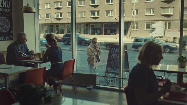 Video Reference N1: Snapshot, Urban area, Window, Reflection, Technology, Room, Architecture, Glass, Conversation, City