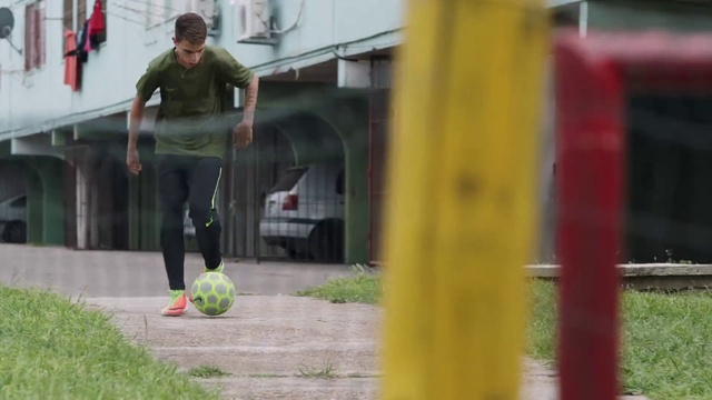 Video Reference N2: Yellow, Ball, Grass, Play, Player, Recreation, Leisure