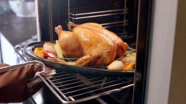 Video Reference N0: Hendl, Food, Dish, Roasting, Oven, Cuisine, Drunken chicken, Turkey meat, Rotisserie, Duck meat