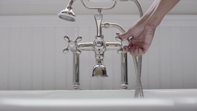 Video Reference N6: Tap, Plumbing fixture, Plumbing, Bathtub spout, Room, Sink, Person
