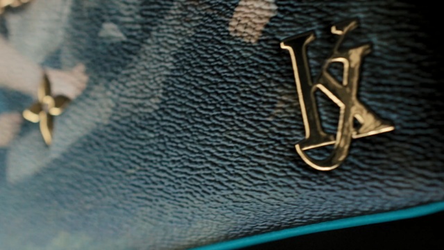 Video Reference N1: electric blue, zipper, handbag, font, metal, brand, product