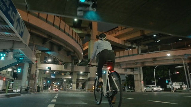 Video Reference N3: Metropolitan area, Bicycle, Mode of transport, Flatland bmx, Snapshot, Vehicle, Freestyle bmx, Night, Architecture, Lane