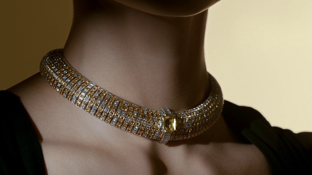 Video Reference N5: Necklace, Jewellery, Fashion accessory, Gold, Body jewelry, Neck, Metal, Chain, Fashion design