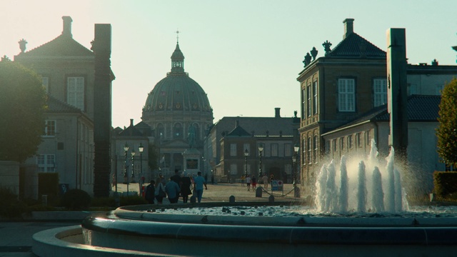 Video Reference N13: Landmark, Fountain, Building, Architecture, Water, Water feature, Classical architecture, City, Town square, Palace, Person, Outdoor, Large, Front, Sitting, Street, Old, Boat, Standing, White, Man, Parked, River, Sky