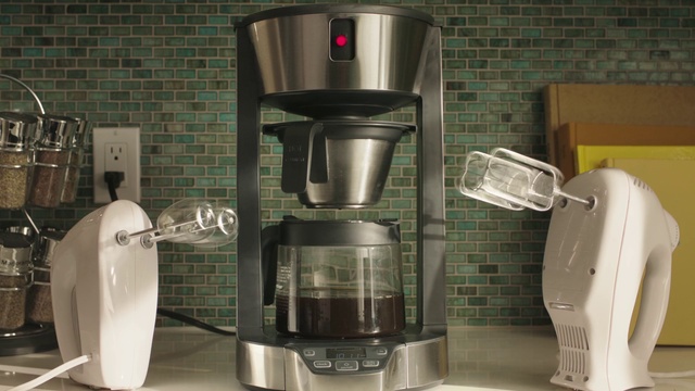 Video Reference N2: Small appliance, Kitchen appliance, Home appliance, Coffeemaker, Drip coffee maker, Juicer, Mixer, Person