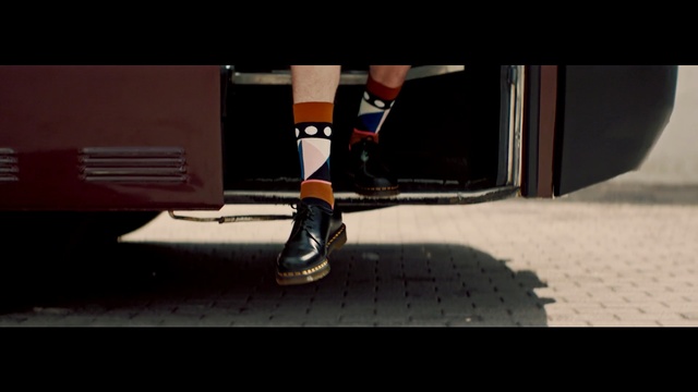 Video Reference N1: Footwear, Human leg, Shoe, Leg, Ankle, Joint, Human body, Photography, Sock, Foot, Person