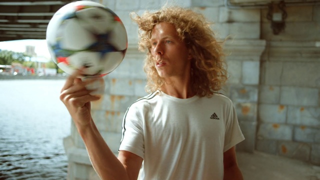 Video Reference N7: Blond, Ball, T-shirt