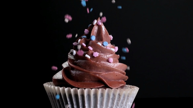 Video Reference N0: dessert, cake, cupcake, buttercream, chocolate, icing, sweetness, cake decorating, baking, chocolate cake