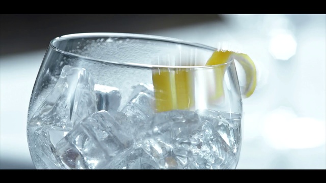 Video Reference N1: Water, Transparent material, Old fashioned glass, Glass, Drink, Drinkware, Gin and tonic, Highball glass, Vodka and tonic, Ice cube