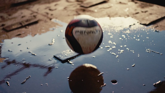 Video Reference N2: Water, Sky, Reflection, Cloud, Ball, Meteorological phenomenon, Soccer ball, Football, Glass, World