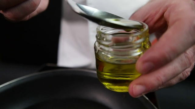 Video Reference N1: Vegetable oil, Alcohol, Cooking oil, Oil, Hand, Olive oil, Extra virgin olive oil, Drink, Food, Ingredient