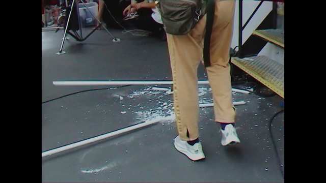 Video Reference N1: Leg, Human leg, Jeans, Thigh, Fashion, Denim, Joint, Human body, Trousers, Calf
