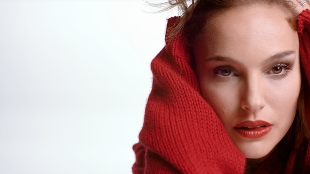 Video Reference N3: beauty, lip, cheek, fashion model, close up, girl, model, smile, scarf, brown hair, Person