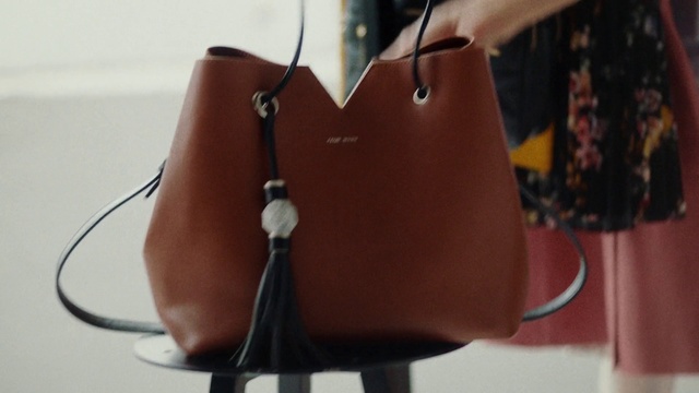 Video Reference N0: Handbag, Bag, Leather, Brown, Fashion accessory, Satchel, Shoulder bag, Material property, Hobo bag, Luggage and bags