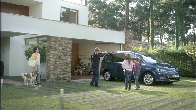 Video Reference N0: Car, Vehicle, House, Home, City car, Sport utility vehicle, Minivan, Compact mpv, Mini SUV