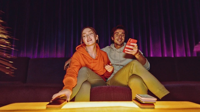 Video Reference N1: Fun, Drama, Acting, Performance, Talent show, heater, Sitting, Performing arts, Event, Scene