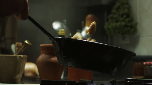 Video Reference N0: Cookware and bakeware, Wok