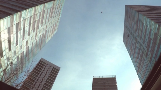 Video Reference N1: skyscraper, building, sky, daytime, landmark, tower block, metropolitan area, urban area, architecture, metropolis