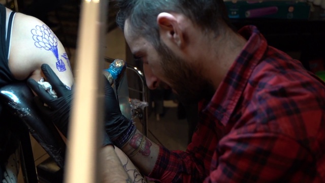 Video Reference N17: Tattoo, Arm, Microphone, Ear, Musician, Performance, Singer, Flesh, Music