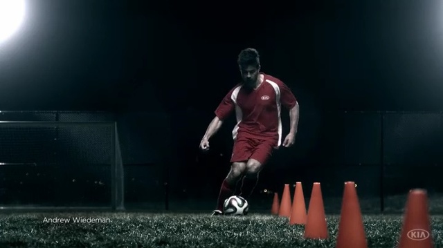 Video Reference N1: Football player, Player, Football, Sports, Ball game, Sports equipment, Team sport, Ball, Photography, Screenshot