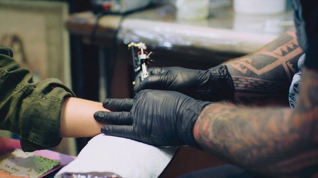 Video Reference N1: Tattoo, Arm, Temporary tattoo, Tattoo artist, Wrist, Hand, Leg, Flesh, Human leg