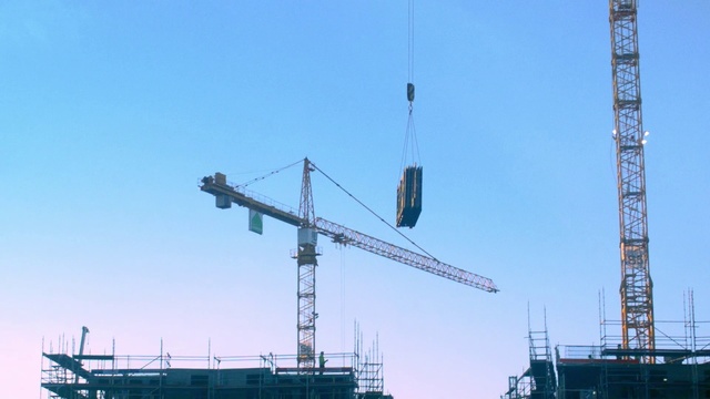 Video Reference N1: Crane, Construction, Transport, Sky, Vehicle, Architecture, Construction equipment, City