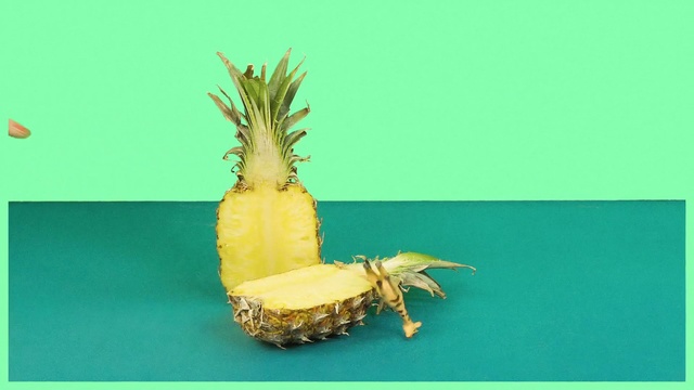 Video Reference N0: Pineapple, Ananas, Plant, Fruit, Bromeliaceae, Cake, Table, Sitting, Small, Front, Green, Food, Holding, Man, Plate, Display, Blue, Yellow, Text