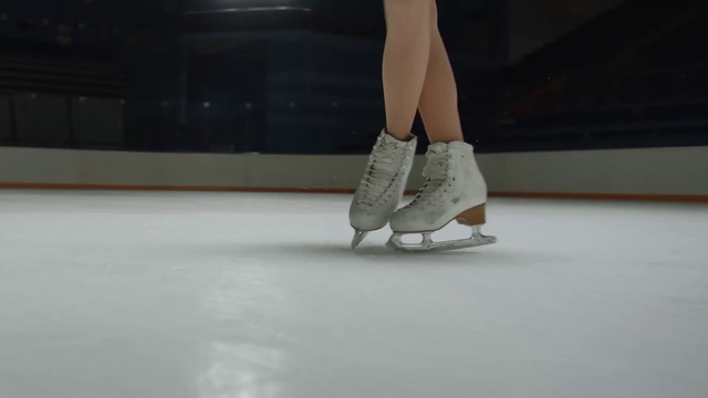 Video Reference N0: Figure skate, Ice skating, Ice rink, Ice skate, Footwear, Skating, Figure skating, Leg, Shoe, Ankle
