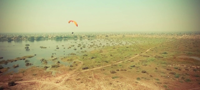 Video Reference N2: Parachute, Paragliding, Air sports, Plain, Sky, Horizon, Haze, Extreme sport, Landscape, Soil