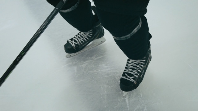 Video Reference N0: footwear, ski pole, shoe, fashion accessory, ice, ice skate, joint, winter, snow, ankle