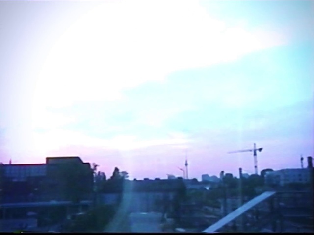 Video Reference N1: Sky, Cloud, Daytime, Horizon, Atmosphere, Atmospheric phenomenon, Morning, Urban area, Light, Metropolitan area