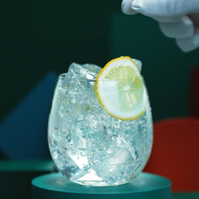 Video Reference N2: Water, Lime, Lemon-lime, Gin and tonic, Drink, Glass, Crystal, Non-alcoholic beverage, Vodka and tonic, Person