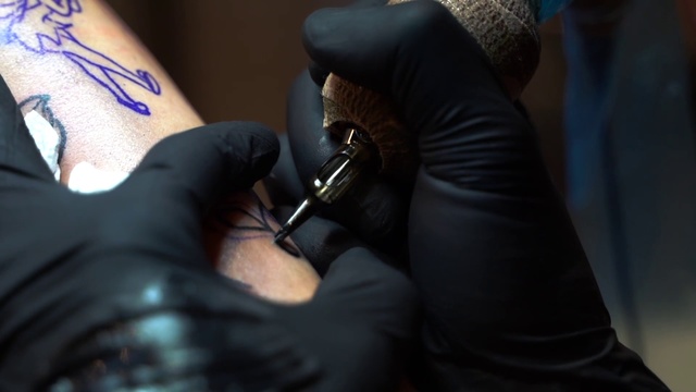 Video Reference N13: Tattoo, Arm, Tattoo artist, Hand, Temporary tattoo, Wrist, Human leg, Flesh