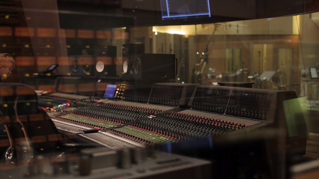 Video Reference N2: Mixing console, Audio equipment, Recording studio, Audio engineer, Recording, Technology, Electronic device, Sound engineer, Building, Mixing engineer