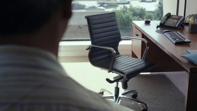 Video Reference N3: Office chair, Chair, Furniture, Desk, Office, Armrest, Computer desk, Table