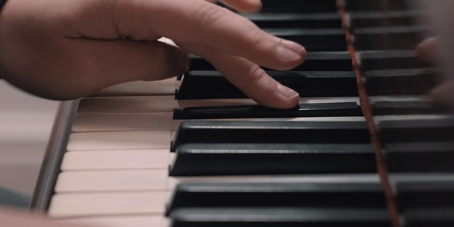 Video Reference N3: Piano, Musical instrument, Keyboard, Musical keyboard, Electronic instrument, Electric piano, Electronic device, Digital piano, Technology, Pianist