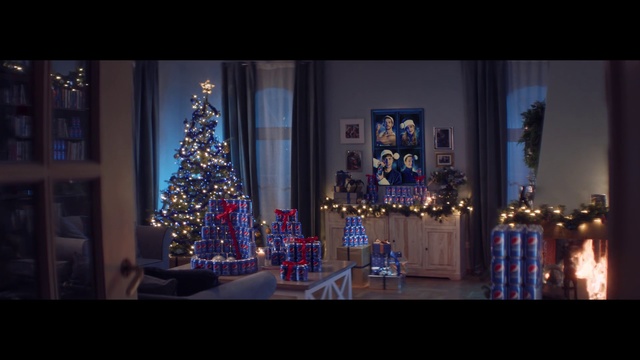 Video Reference N1: Christmas, Christmas tree, Christmas decoration, Tree, Lighting, Christmas lights, Snapshot, Tradition, Event, Holiday