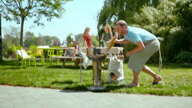 Video Reference N1: Lawn, Grass, Fun, Leisure, Public space, Recreation, Grass family, Park, Summer, Tree