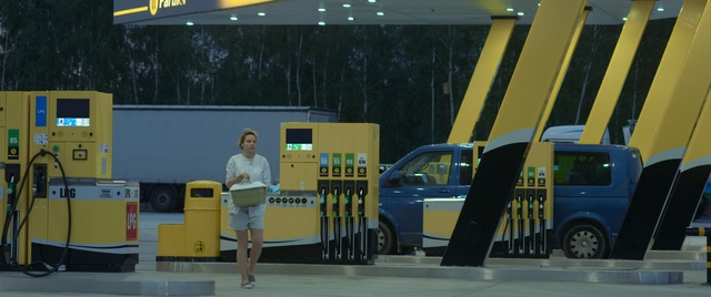 Video Reference N0: Yellow, Filling station, Transport, Motor vehicle, Mode of transport, Vehicle, Car, Vehicle door, Bus, Fuel, Person