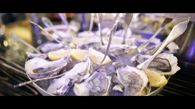 Video Reference N1: food, purple, oyster, cuisine, seafood, animal source foods, finger food, Person