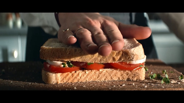 Video Reference N5: fast food, sandwich, hamburger, finger food, food, junk food, veggie burger