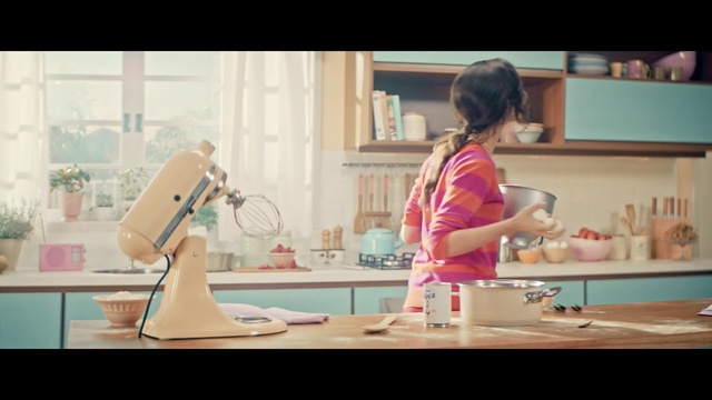 Video Reference N1: Child, Cooking, Small appliance
