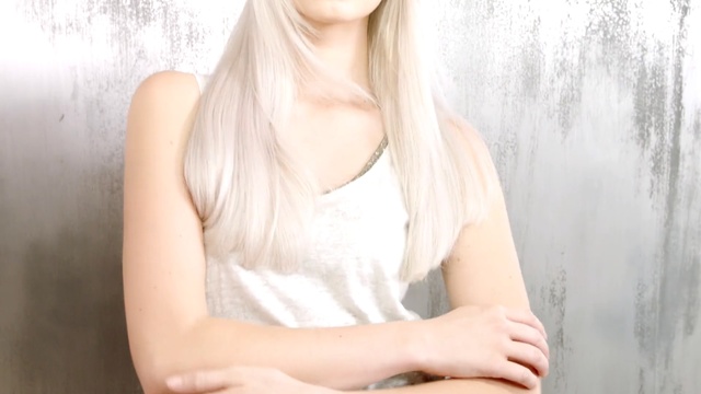 Video Reference N0: Hair, Blond, Skin, Hairstyle, Beauty, Long hair, Shoulder, Chin, Arm, Hand, Person