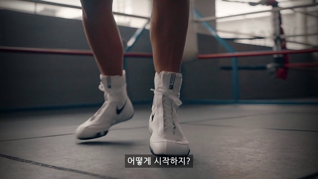 Video Reference N3: Footwear, White, Shoe, Human leg, Leg, Ankle, Joint, Calf, Human body, Ballet