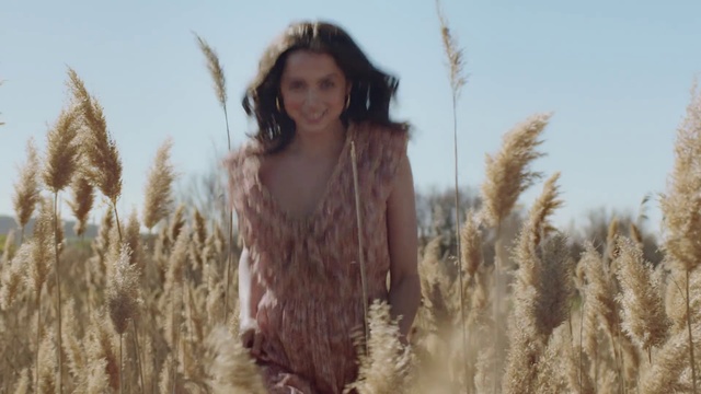 Video Reference N4: People in nature, Beauty, Grass family, Fur, Long hair, Wheat, Photography, Phragmites, Plant, Outerwear