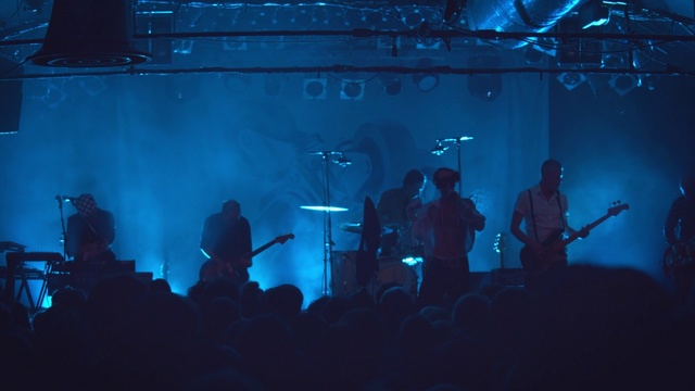 Video Reference N3: Performance, Entertainment, Performing arts, Concert, Blue, Rock concert, Stage, Public event, Event, Light