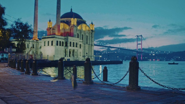 Video Reference N4: Landmark, Sky, Mosque, Water, Pier, Building, Architecture, Tourist attraction, Tourism, City